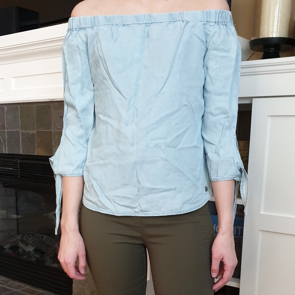 Only light denim tie-sleeve off-the-shoulder top - Picture 4 of 4